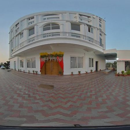 Tathastu Hotels & Banquet Hall Pipra Dewās Exteriér fotografie